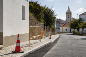Aviso de trabalhos na via pública junto à Igreja de Pombalinho
